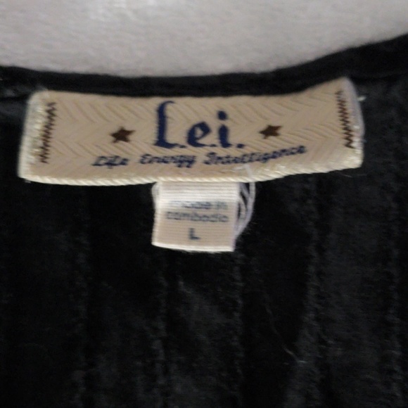 Black shirt - Picture 2 of 7